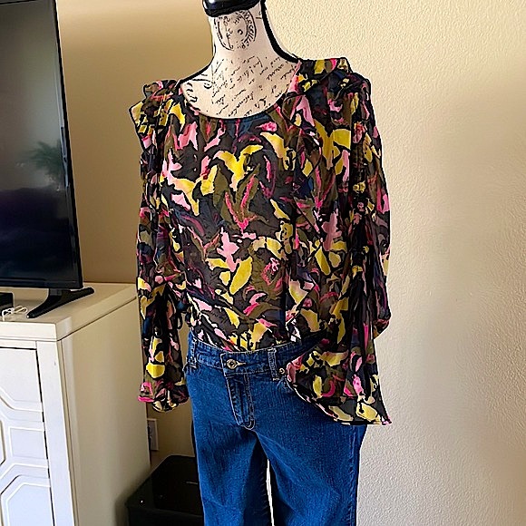 Guess Ruffled Floral Blouse - Picture 2 of 12
